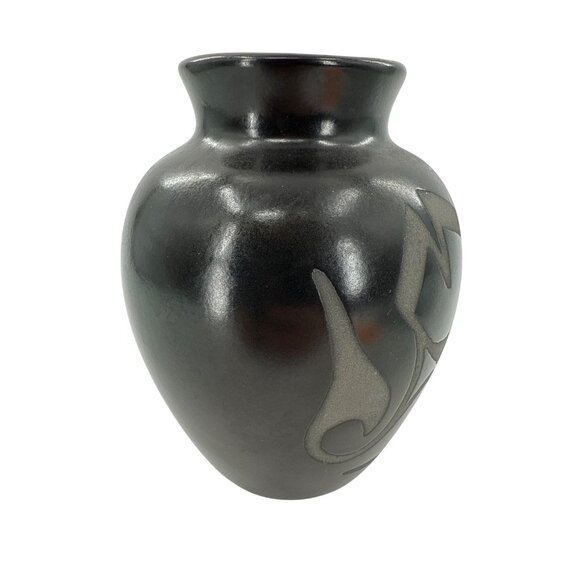 NATIVE AMERICAN BLACKWARE BLACK ON BLACK SIGNED VASE - Picture 4 of 7